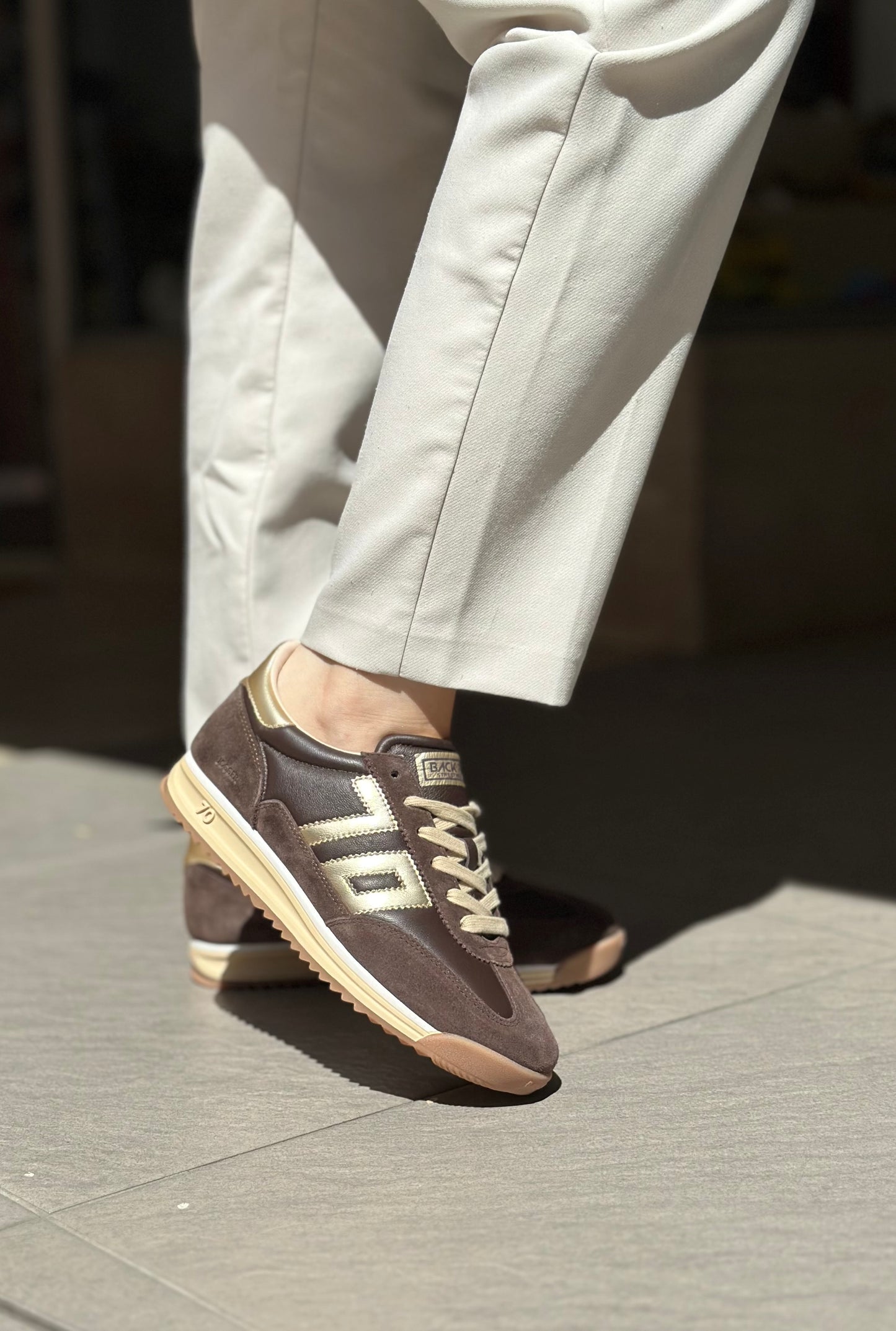 Baskets BACK70 JOGGER marron et doré Femme
