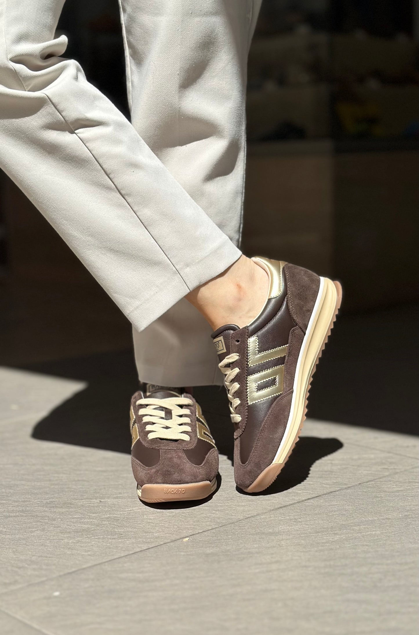 Baskets BACK70 JOGGER marron et doré Femme